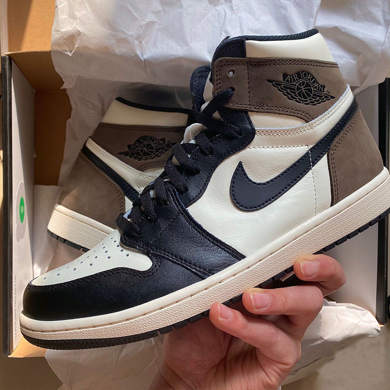 Nike Air Jordan 1 Mens Womens basketball shoes 1s University Blue silver royal toe air max metallic gold mid smoke grey UNC Patent men women Sneakers trainers
Nike Air Jordan 1 Mens Womens basketball shoes 1s University Blue silver royal toe air max metallic gold mid smoke grey UNC Patent men women Sneakers trainers