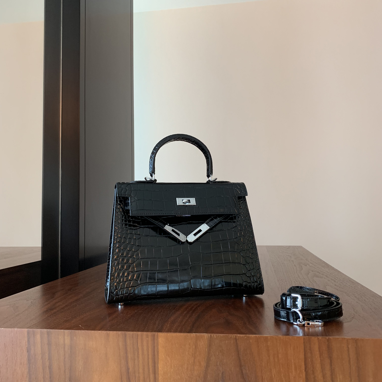 Customized High Quality Womens Bag European and American Fashion Crocodile Pattern Cowhide All-Match Handbag Silver Buckle, 28 inches black gold buckle
Customized High Quality Womens Bag European and American Fashion Crocodile Pattern Cowhide All-Match Handbag Silver Buckle, 28 inches black gold buckle