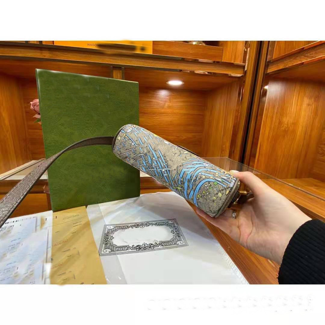 The New 2021 Cartoon Printing Ribbons Camera Bag Lady Large Capacity One Unisex Men Women Genuine Leather Handbag Shoulder Bags Aslant Packa
The New 2021 Cartoon Printing Ribbons Camera Bag Lady Large Capacity One Unisex Men Women Genuine Leather Handbag Shoulder Bags Aslant Packa