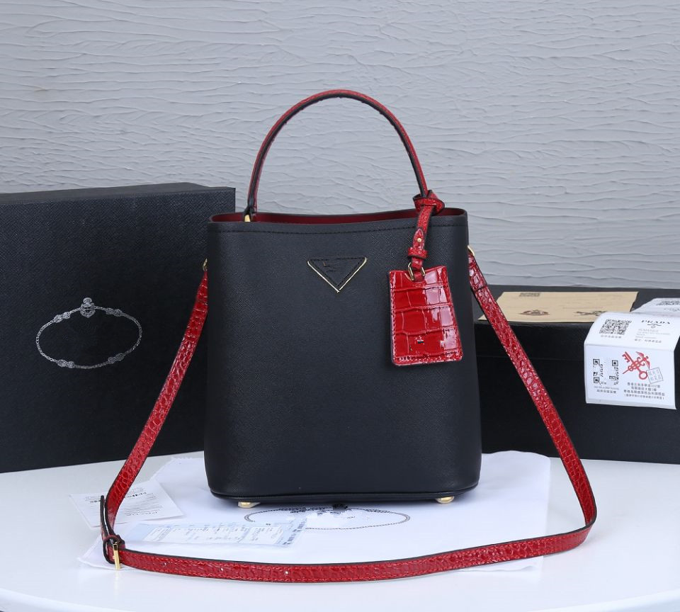 top luxurys designers bags lady handbag with letters shoulder bag high quality genuine leather, Red
top luxurys designers bags lady handbag with letters shoulder bag high quality genuine leather, Red