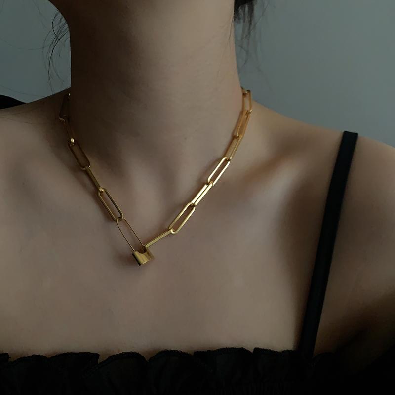 Pendant Necklaces AOMU Fashion Vintage Distressed Metal Lock Pin Chain Hollow Necklace Clavicle Choker For Women Personality Jewelry Gift
Pendant Necklaces AOMU Fashion Vintage Distressed Metal Lock Pin Chain Hollow Necklace Clavicle Choker For Women Personality Jewelry Gift