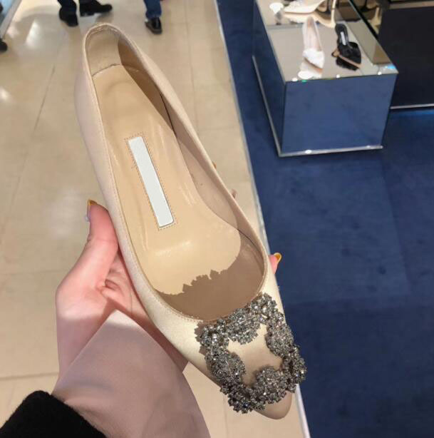 New Pointed Flat Sole Single Shoes Women's Buckle Flat Heels Real Silk Satin Water Drill Light Mouth Red Wedding
New Pointed Flat Sole Single Shoes Women's Buckle Flat Heels Real Silk Satin Water Drill Light Mouth Red Wedding