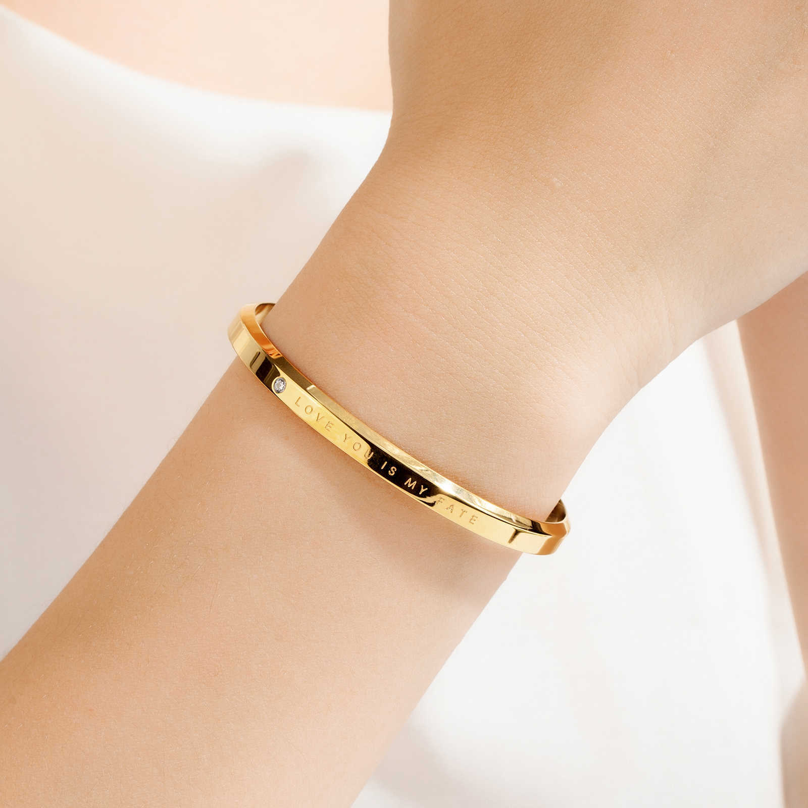 Fashion Open Cuff Bangles for Women Men Luxury Jewellery Gift Simple Cz Crystal High Quality Stainless Steel Couple Bracelets Q0719
Fashion Open Cuff Bangles for Women Men Luxury Jewellery Gift Simple Cz Crystal High Quality Stainless Steel Couple Bracelets Q0719