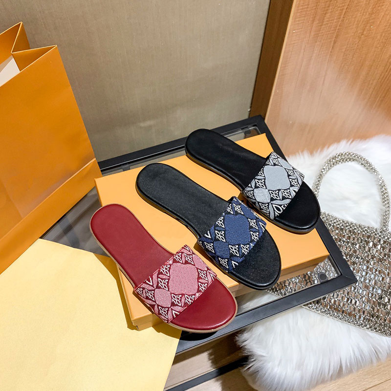 Luxury flat sandal design embroidery black slippers shallow beach leisure indoor lace lock box full set of accessories 35-40
Luxury flat sandal design embroidery black slippers shallow beach leisure indoor lace lock box full set of accessories 35-40
