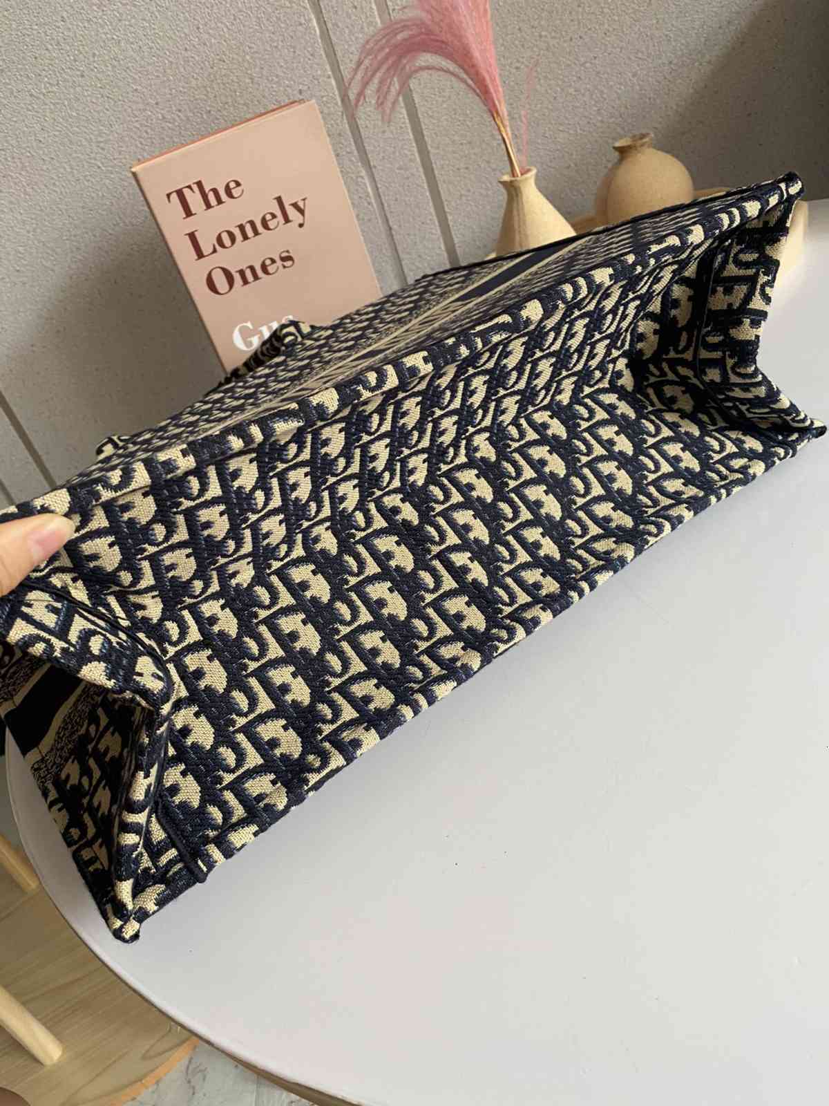 Dio/Christian Handbag Multifunctional Tote Shopping Bags Luxury Designer Embroidered Fashion Pattern Hand-held Ladies Bag
Dio/Christian Handbag Multifunctional Tote Shopping Bags Luxury Designer Embroidered Fashion Pattern Hand-held Ladies Bag