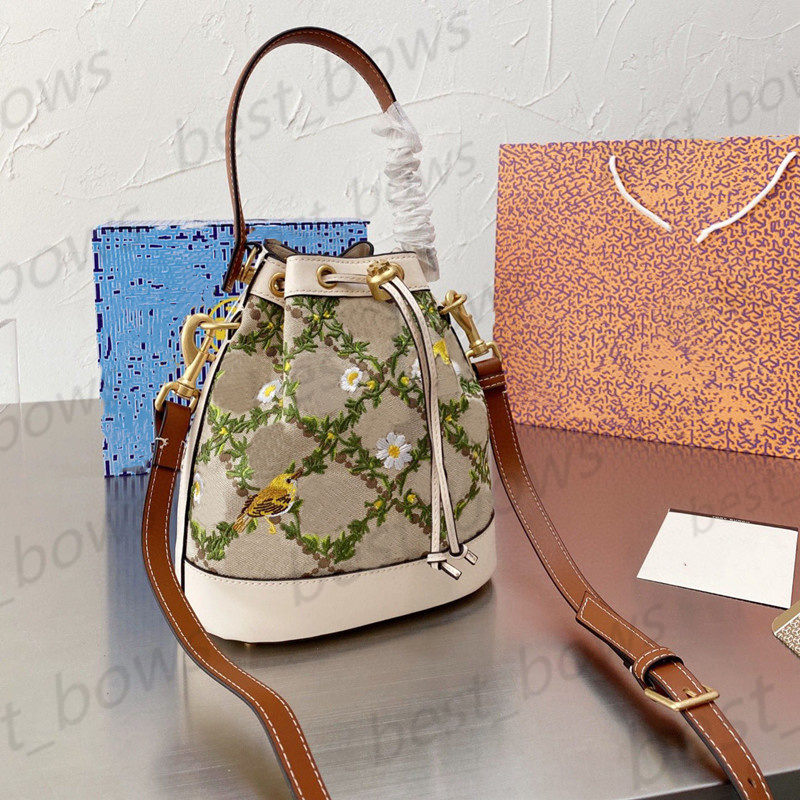Luxurys designer high Quality Ladies 2021 Printed Bucket bag handbag Women fashion mother handbags shoulder bags artwork brand students embroidery temperament, No bags
Luxurys designer high Quality Ladies 2021 Printed Bucket bag handbag Women fashion mother handbags shoulder bags artwork brand students embroidery temperament, No bags