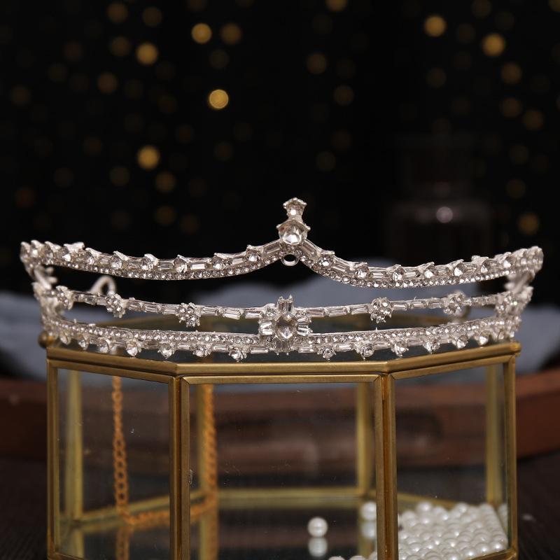 Hair Clips & Barrettes Bridal Crown Headwear Retro Rhinestones Inlaid Headband Luxury For Female Wedding Birthday Accessories EA, Golden;silver
Hair Clips & Barrettes Bridal Crown Headwear Retro Rhinestones Inlaid Headband Luxury For Female Wedding Birthday Accessories EA, Golden;silver