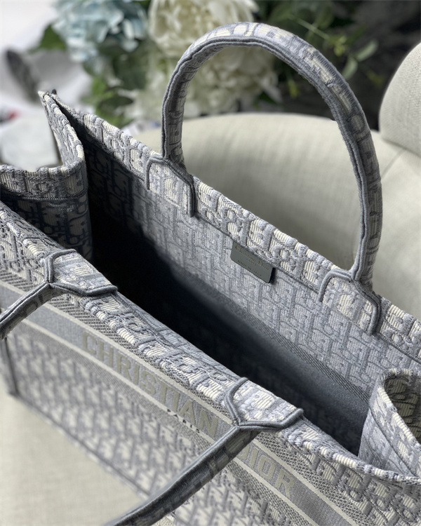 Luxury Designer Handbags Christian Dijia New Book Tote Old Flower Women's Bag Canvas Embroidery Handbag Single Shoulder Messenger Zmm
Luxury Designer Handbags Christian Dijia New Book Tote Old Flower Women's Bag Canvas Embroidery Handbag Single Shoulder Messenger Zmm