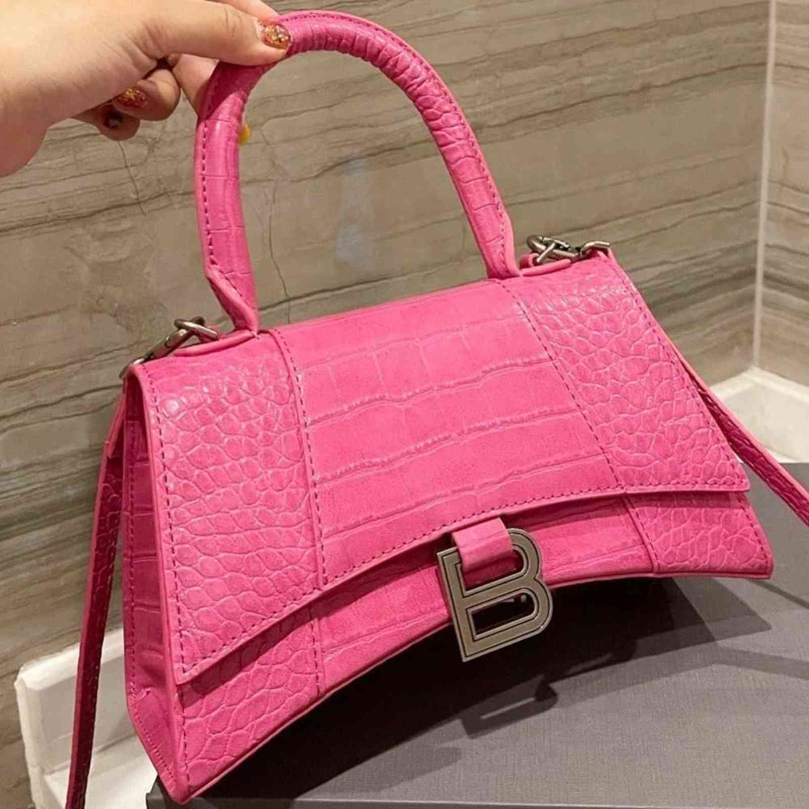 Latest Top Hourglass Bag Grade Women's Advanced Feeling Pink Pattern One Shoulder Slant Cross Portable Summer Ladies Fashion Luxurys Handbag, Plain black
Latest Top Hourglass Bag Grade Women's Advanced Feeling Pink Pattern One Shoulder Slant Cross Portable Summer Ladies Fashion Luxurys Handbag, Plain black