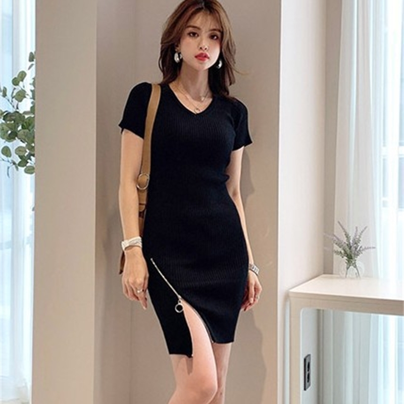 Korean knitted ice silk V-neck short-sleeved dress summer wild split Office Lady Zippers Knee-Length 210603, Black
Korean knitted ice silk V-neck short-sleeved dress summer wild split Office Lady Zippers Knee-Length 210603, Black