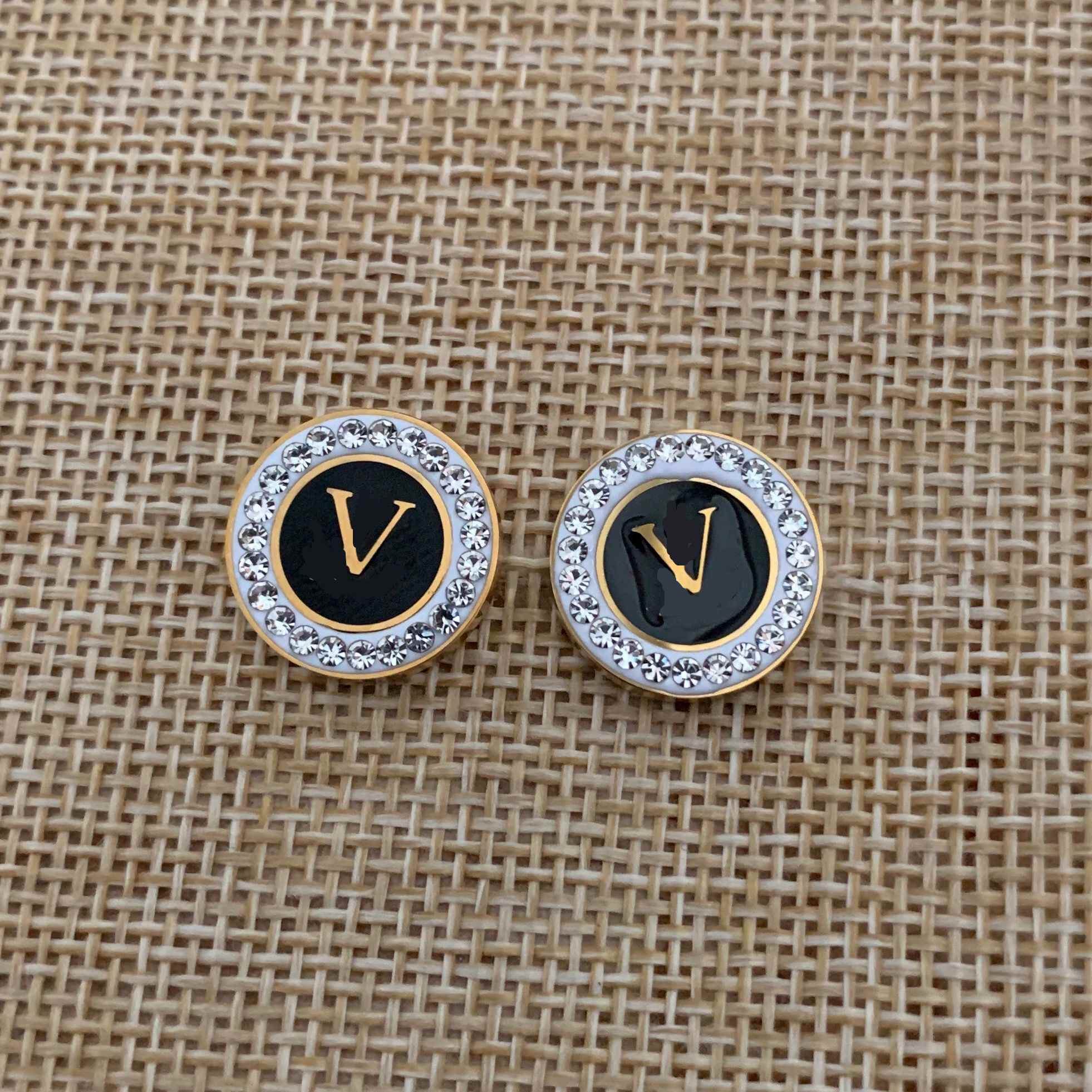 Top Quality Stainless Steel Ear Stud women designers Earings Drop Black Oil Ring Design Mud Drill Gold Color Earrings for Lady Gift wholesale
Top Quality Stainless Steel Ear Stud women designers Earings Drop Black Oil Ring Design Mud Drill Gold Color Earrings for Lady Gift wholesale