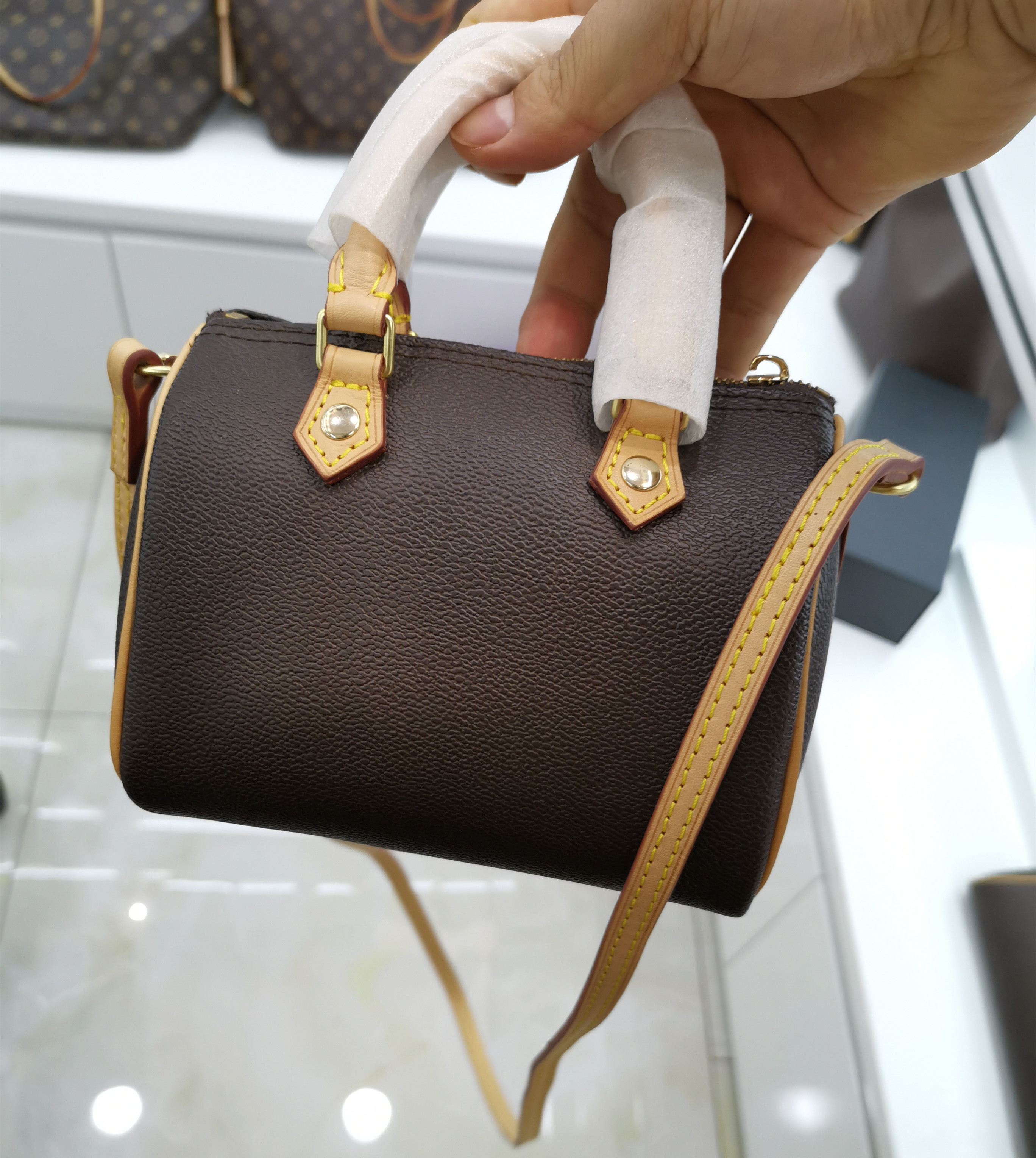 Woman Canvas Totes Bags Speedy Clutch Handbag Genuine Leather Large-capacity Padlock Designer Lady Double Zip Handle Strap Cross Body Shoulder Bag
Woman Canvas Totes Bags Speedy Clutch Handbag Genuine Leather Large-capacity Padlock Designer Lady Double Zip Handle Strap Cross Body Shoulder Bag