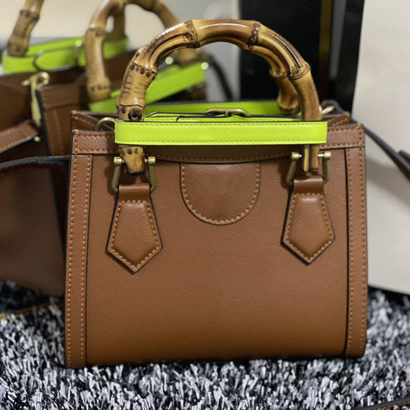Latest Women Diana Bag Mini Crossbody Bags High Quality 100% Real Leather Fashion 2021 Lady Handbag with Box, Blue
Latest Women Diana Bag Mini Crossbody Bags High Quality 100% Real Leather Fashion 2021 Lady Handbag with Box, Blue