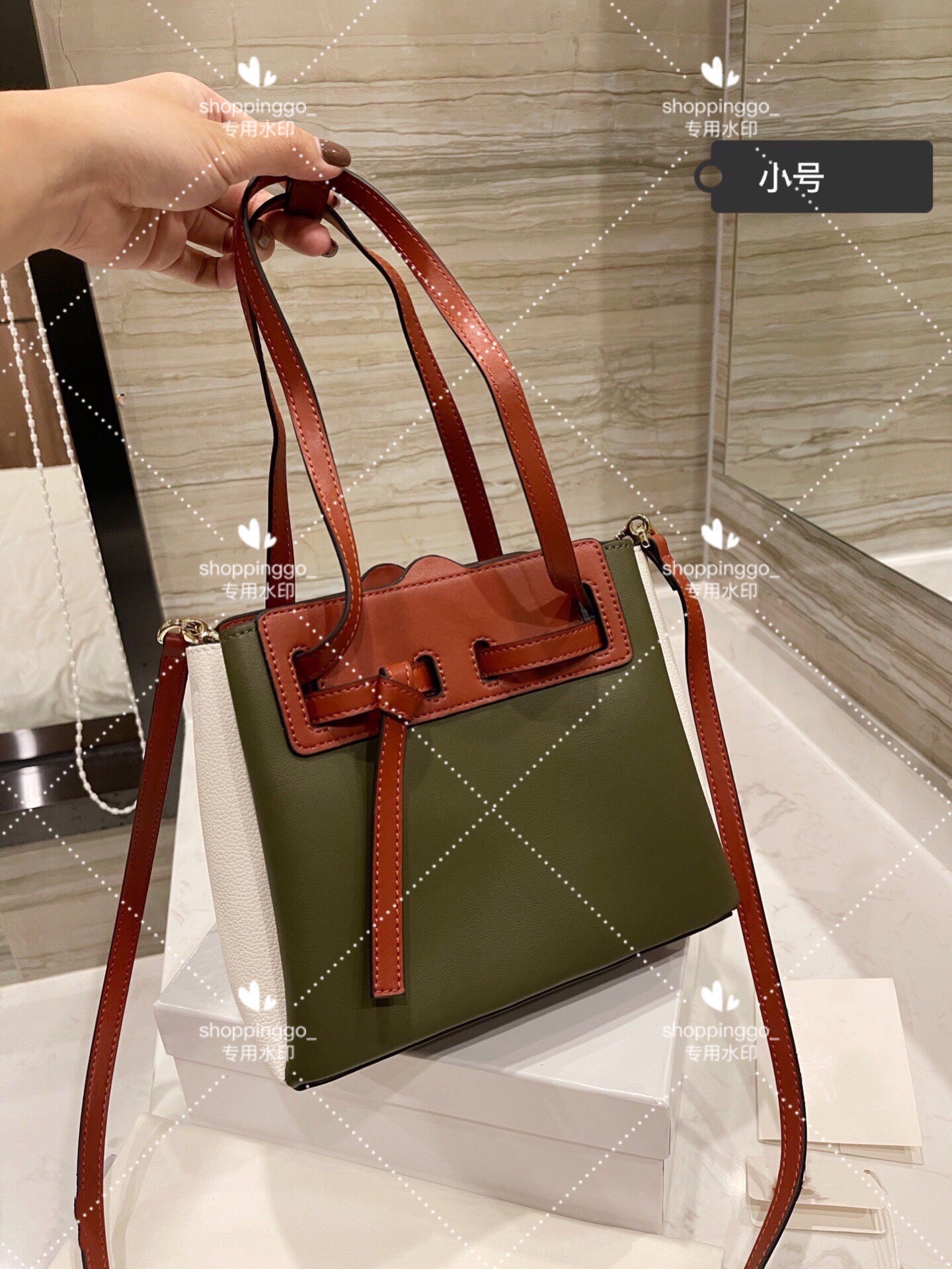 Designer shopping bag calfskin with delicate fabric knots so that whole has just the fashionable proportion of large capacity portable handbag
Designer shopping bag calfskin with delicate fabric knots so that whole has just the fashionable proportion of large capacity portable handbag