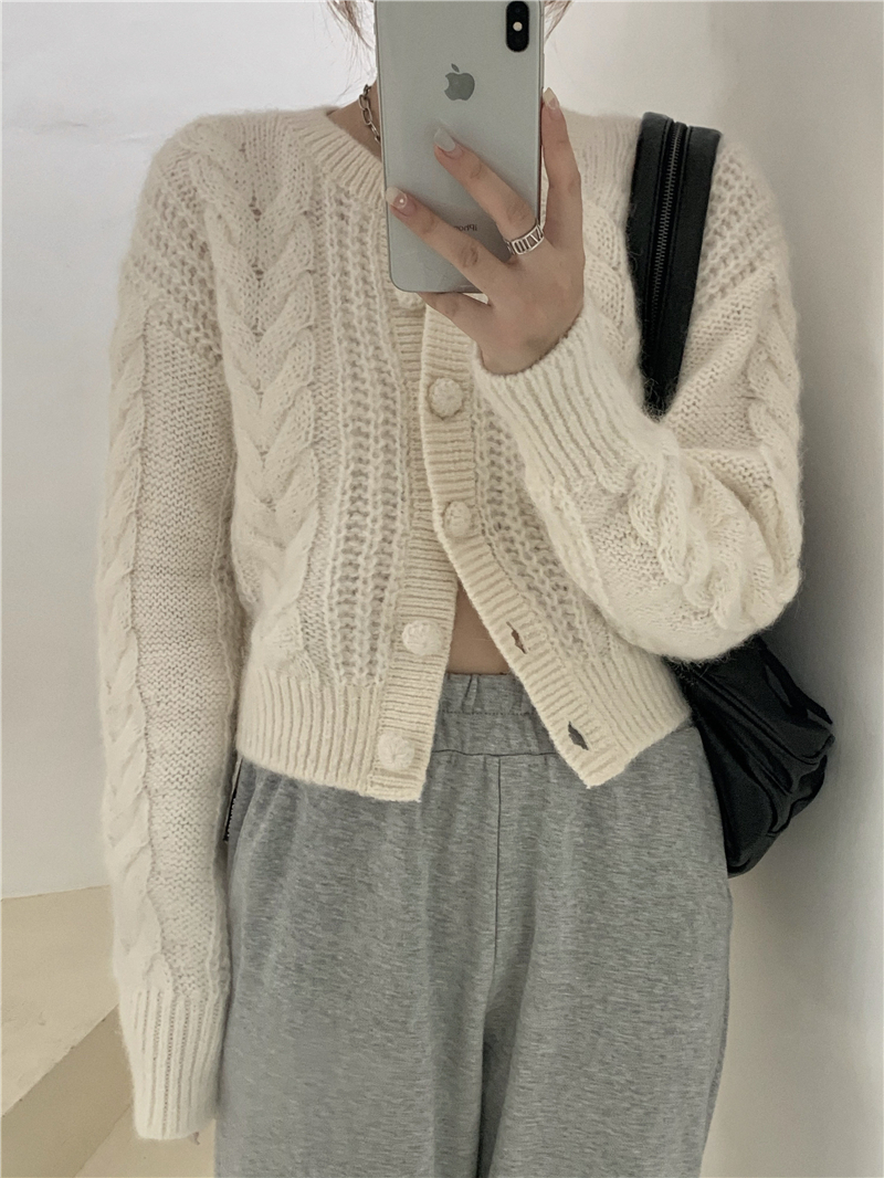 2021 Autumn winter korean style soild color Twist short knittd cardigans womens button sweaters cardigans womans (R99419), White;black
2021 Autumn winter korean style soild color Twist short knittd cardigans womens button sweaters cardigans womans (R99419), White;black