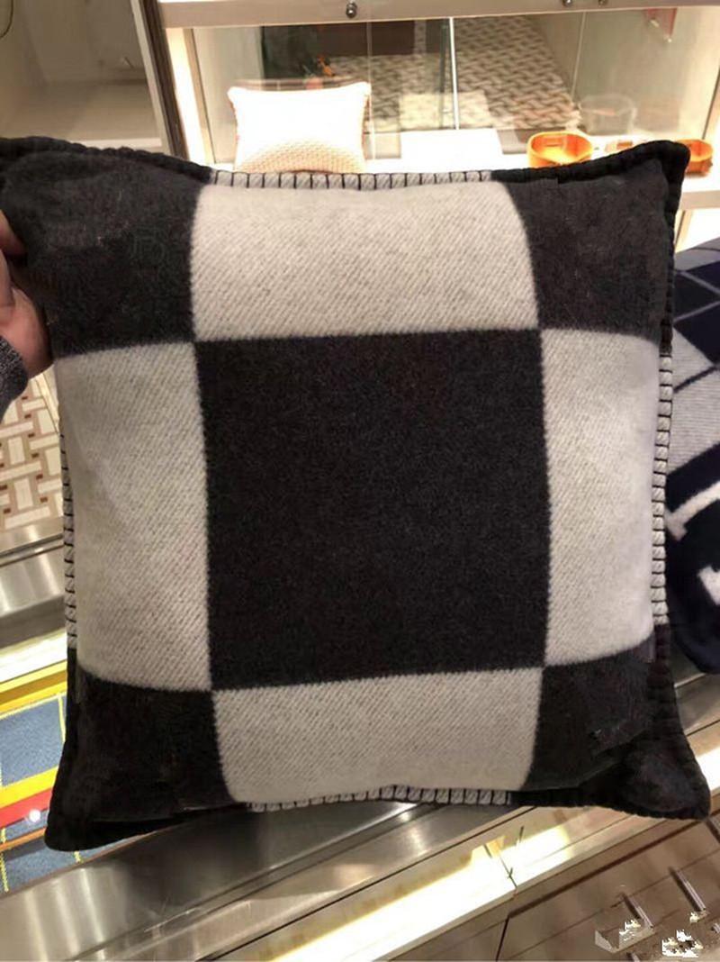 fashion vintage fleece pillowcase letter H brand european pillow cover covers wool throw luxury pillowcases
fashion vintage fleece pillowcase letter H brand european pillow cover covers wool throw luxury pillowcases