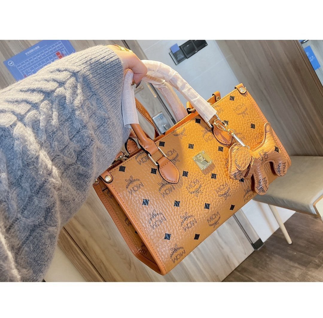2021 Superior Suppliers satchel bag Square The pillow pack fashion leisure simple men's and women's versatile bags size -L3265, Red;black
2021 Superior Suppliers satchel bag Square The pillow pack fashion leisure simple men's and women's versatile bags size -L3265, Red;black