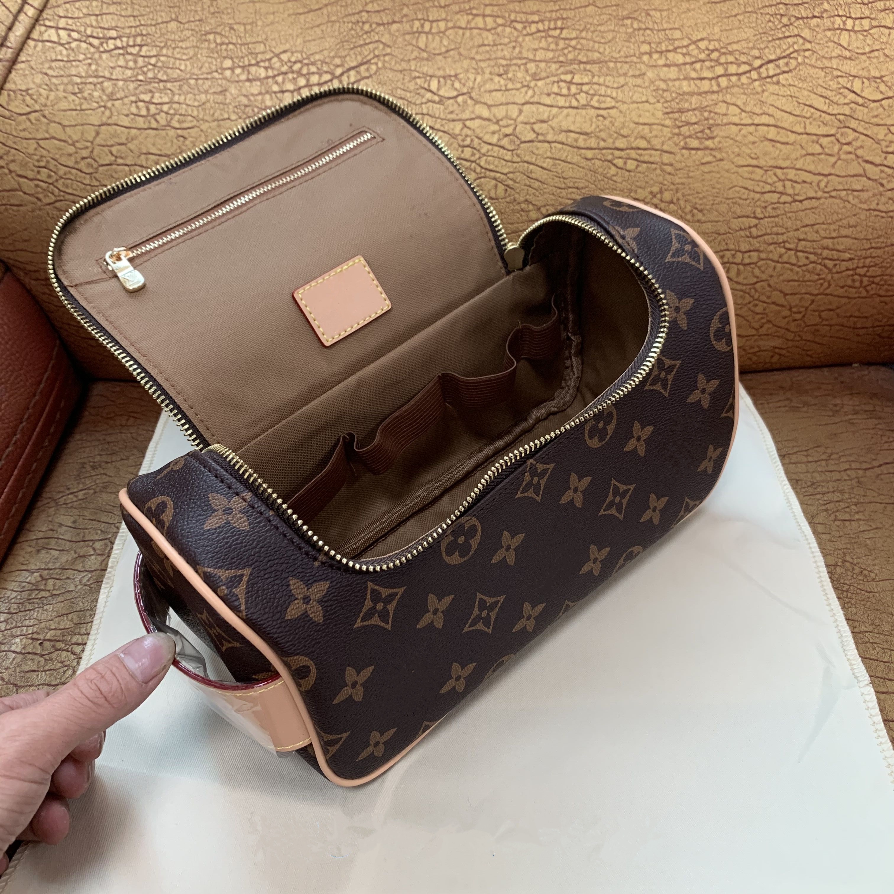 LVLOUISVITTON VUTTON Designer Men's Travel toilet bag Genuine Leather large capacity cosmetic bags toiletry bag makeup
LVLOUISVITTON VUTTON Designer Men's Travel toilet bag Genuine Leather large capacity cosmetic bags toiletry bag makeup