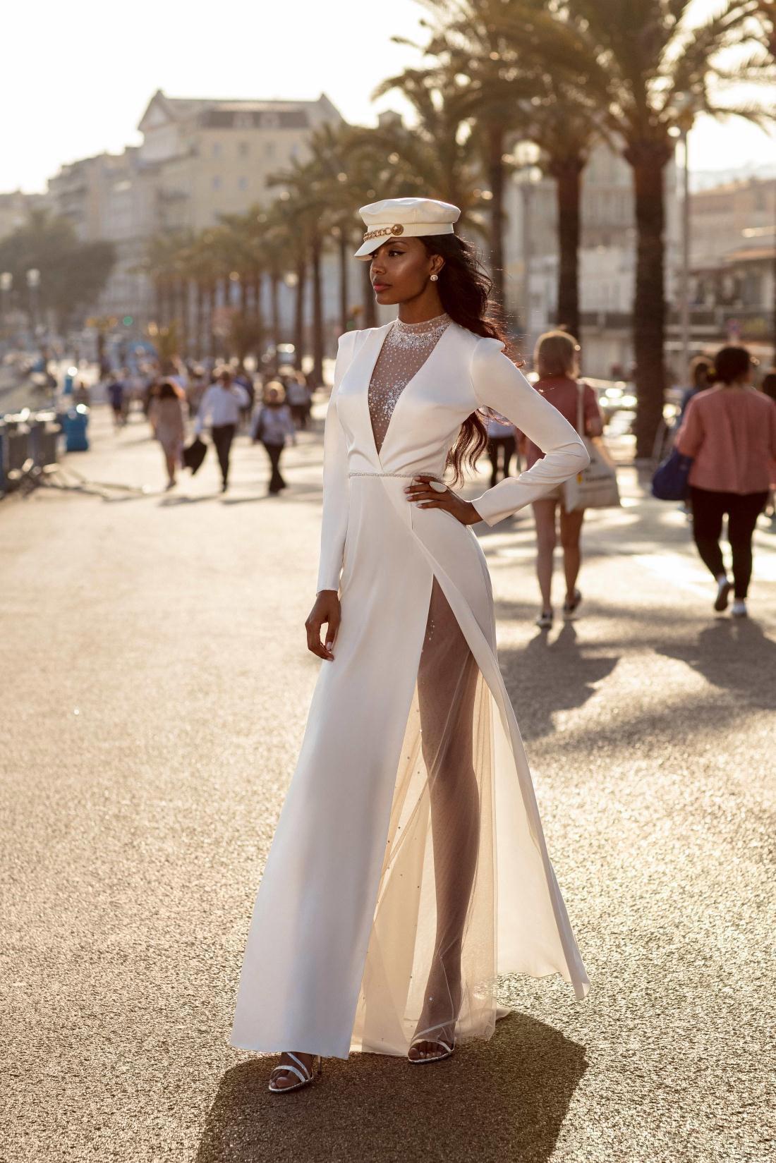 Designer Long Sleeves Wedding Dresses High Neck Sexy Illusion Bodice Beaded Crystals Tulle Side Slit Floor Length Custom Made Beach Bridal Gown Vestid