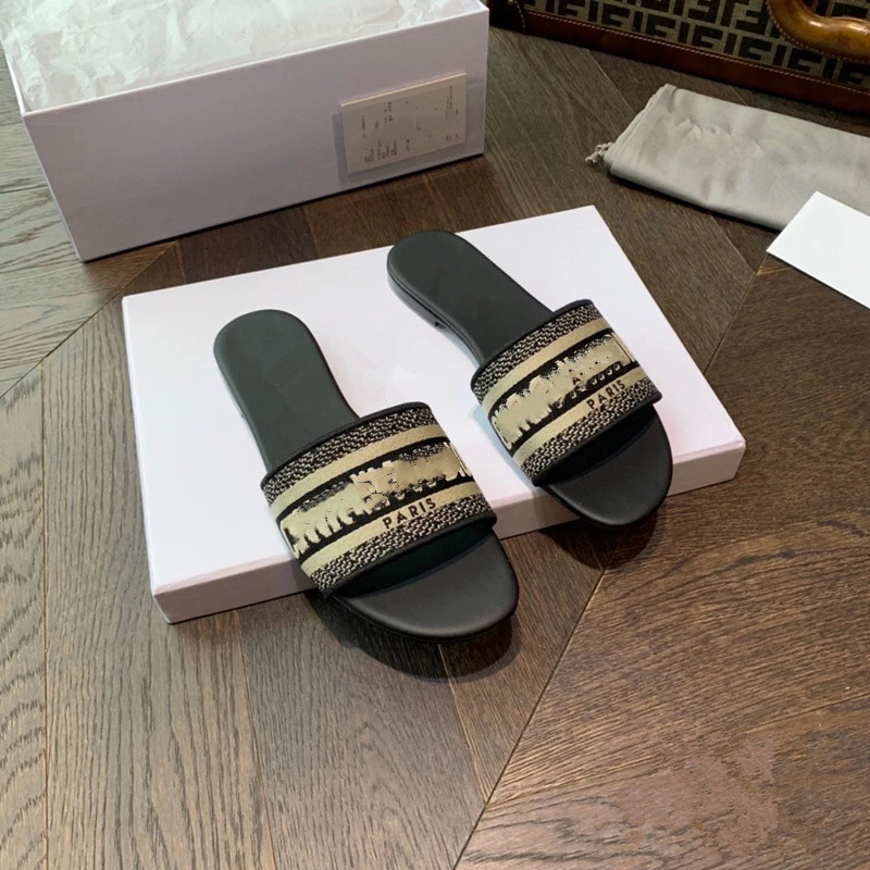Women Slippers Classics Paris Fahsion Summer Girls Beach Slides Black White Red Flip Flops Floral brocade Gear bottoms Sandals 2627 Q2
Women Slippers Classics Paris Fahsion Summer Girls Beach Slides Black White Red Flip Flops Floral brocade Gear bottoms Sandals 2627 Q2