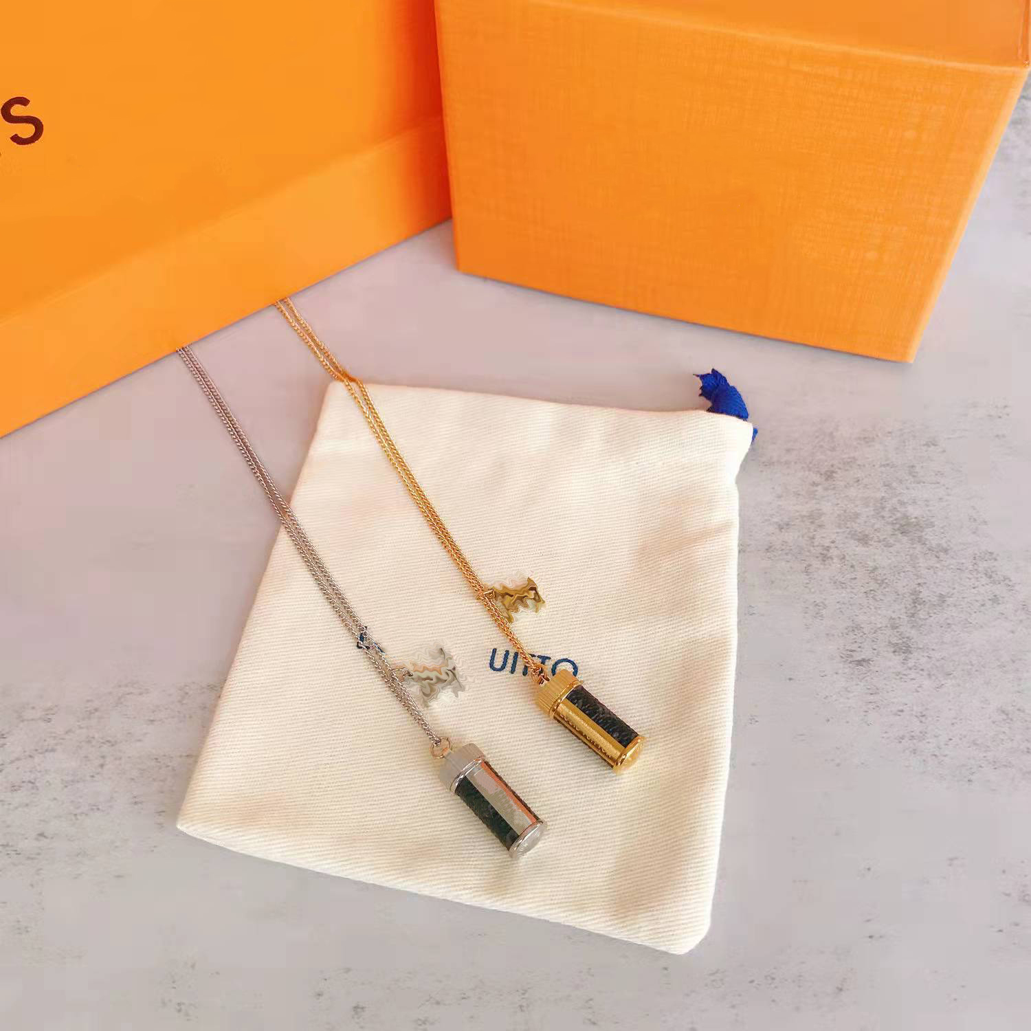 Luxury Designer necklace, perfume bottle necklace love necklaces ladies and gentlemen classic styles social gatherings, gifts are very beautiful, Silver
Luxury Designer necklace, perfume bottle necklace love necklaces ladies and gentlemen classic styles social gatherings, gifts are very beautiful, Silver