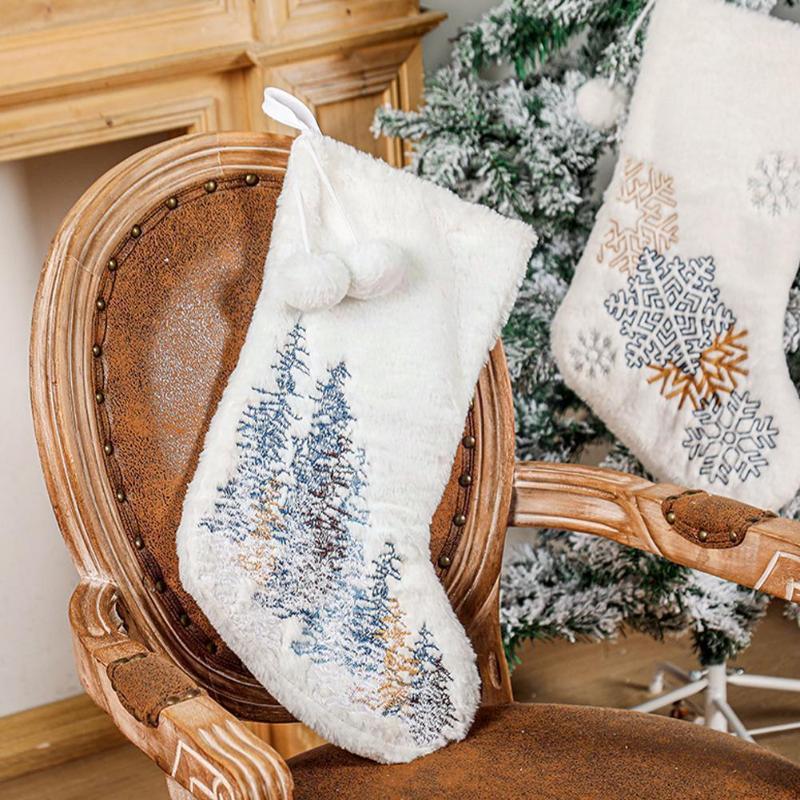 Christmas Decorations Snowflakes Embroidered White Plush Stockings Fireplace With Hanging Gifts Loops Socks Bag Xmas Tree C H5K4
Christmas Decorations Snowflakes Embroidered White Plush Stockings Fireplace With Hanging Gifts Loops Socks Bag Xmas Tree C H5K4