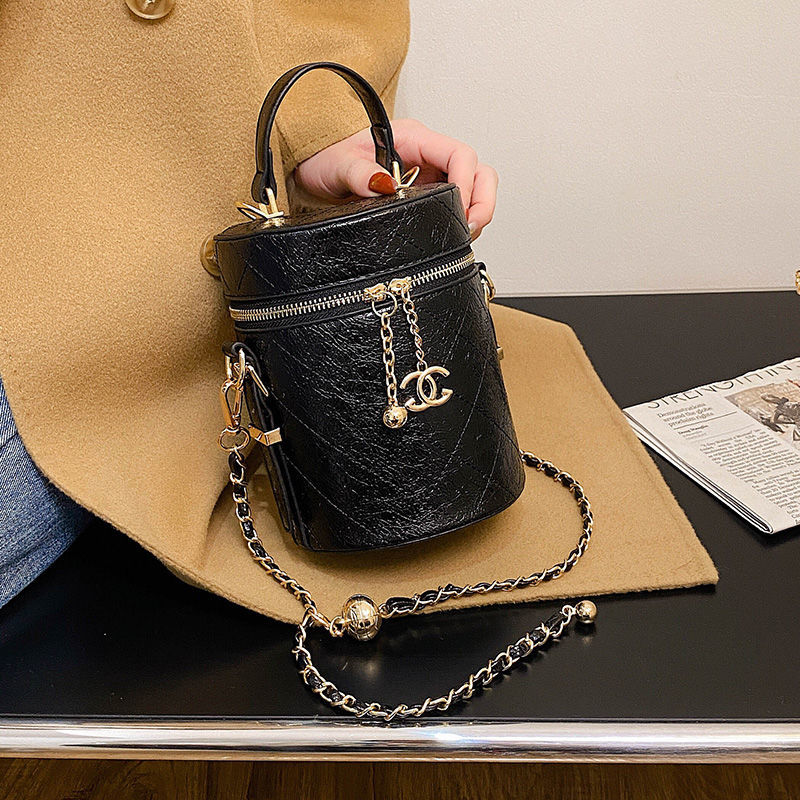 Messenger Bag Female 2021 New Crossbody Bag All-Matching Genuine Leather Textured Bucket Bag Ins Super Popular Fashion Small CK Chain, Small black
Messenger Bag Female 2021 New Crossbody Bag All-Matching Genuine Leather Textured Bucket Bag Ins Super Popular Fashion Small CK Chain, Small black