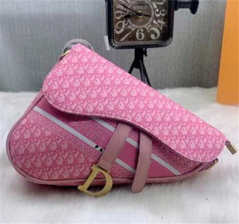 Women Luxurys FashionDesigners Bags 2021 Ladies Wallet Embroidery Saddle Houlder Messenger Lady Handbag Luxury Evening Bag Casual
Women Luxurys FashionDesigners Bags 2021 Ladies Wallet Embroidery Saddle Houlder Messenger Lady Handbag Luxury Evening Bag Casual