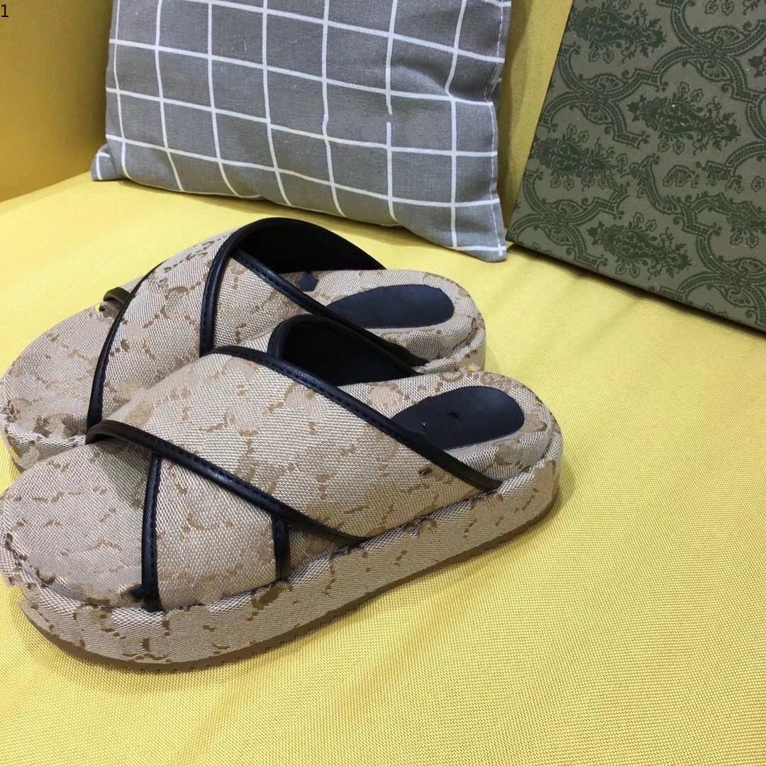 Luxury flat sandals design embroidery black thick soled slippers shallow beach leisure indoor complete set of accessories 35-40 kjhkk002
Luxury flat sandals design embroidery black thick soled slippers shallow beach leisure indoor complete set of accessories 35-40 kjhkk002