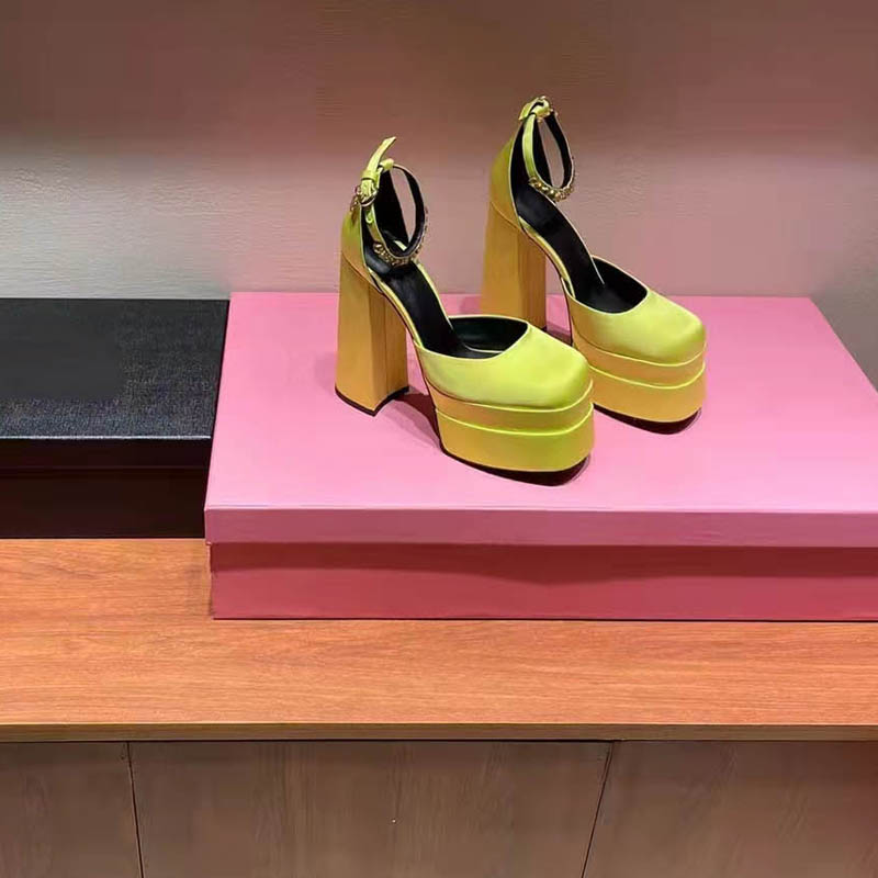 Fashion luxury designer sandals women sexy black leather high heels red wedding dress with box size 35-42, Color 6#
Fashion luxury designer sandals women sexy black leather high heels red wedding dress with box size 35-42, Color 6#