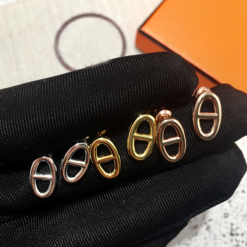 Geometric Letter Pig Nose Stud Earring Women Fashion Original Quality Earrings Korean Brand Luxury Earings Jewelry
Geometric Letter Pig Nose Stud Earring Women Fashion Original Quality Earrings Korean Brand Luxury Earings Jewelry