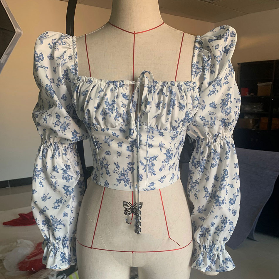 Free Fashion Blue Print Crop Top Women Sexy Square Neck Puff Sleeve Club Celebrity Party Lace-Up Shirt 210524