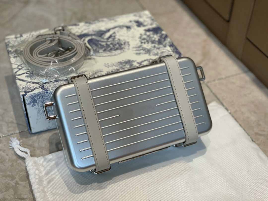 Co-branded designer unisex fashion messenger bag original high-quality hardware magnesium aluminum leather buckle size20*12, Don't shoot this
Co-branded designer unisex fashion messenger bag original high-quality hardware magnesium aluminum leather buckle size20*12, Don't shoot this