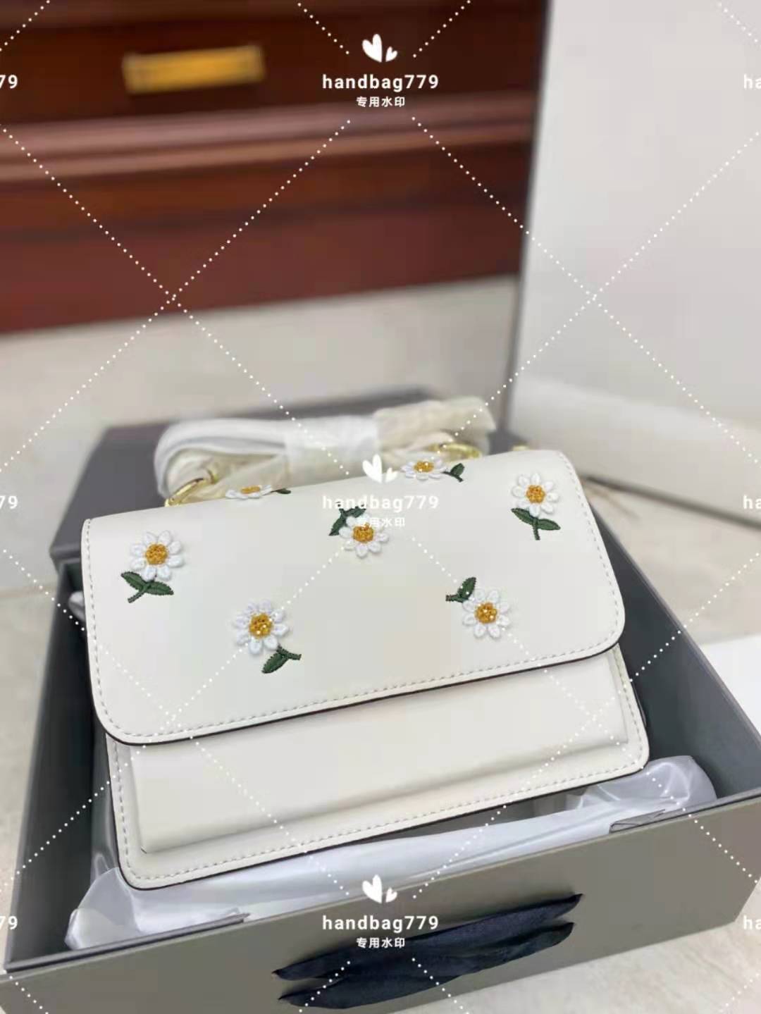 Women Totes High quality leather design embroidered Daisy trim and spacer with large capacity inside clamshell chain diagonal cross organ box package, Customize
Women Totes High quality leather design embroidered Daisy trim and spacer with large capacity inside clamshell chain diagonal cross organ box package, Customize