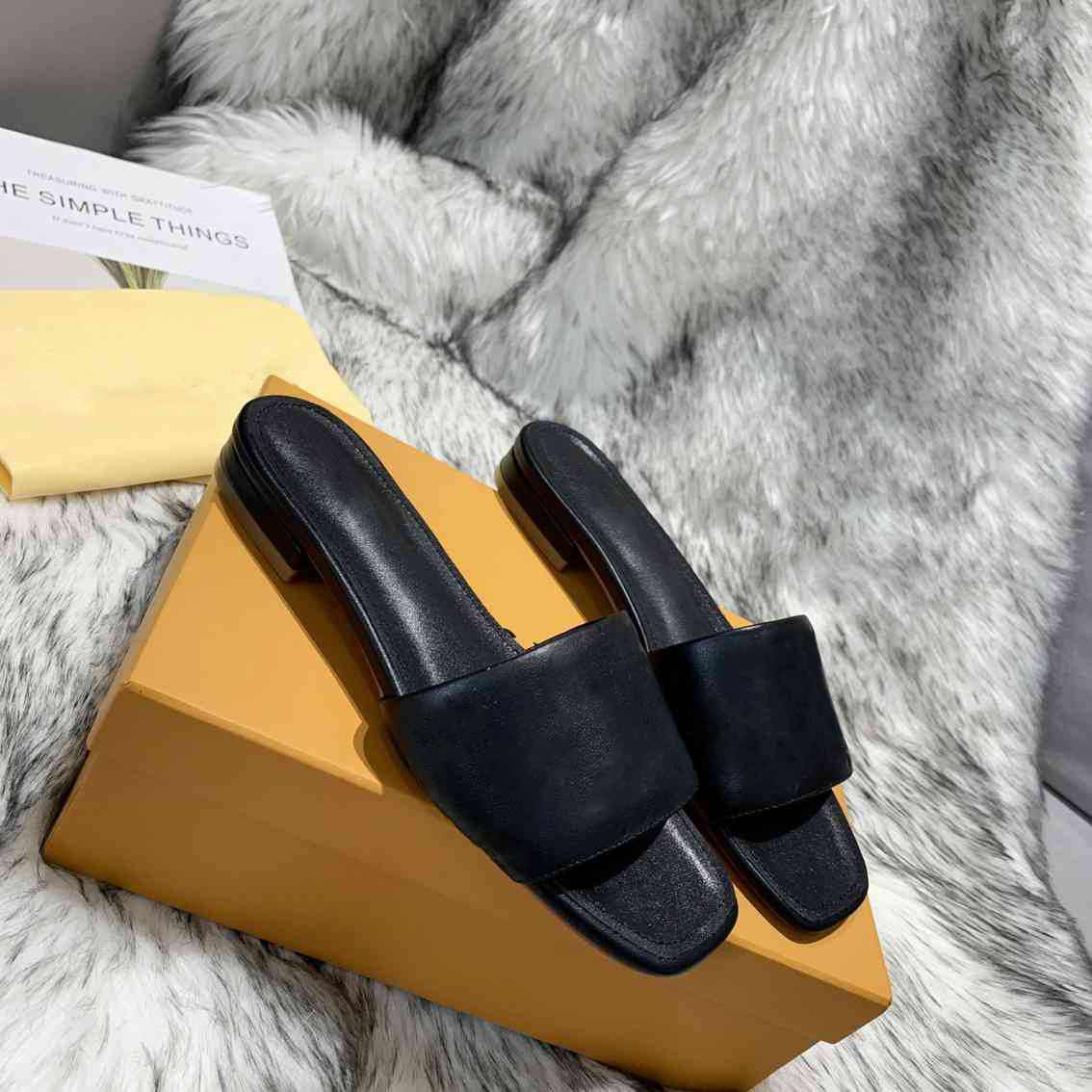 With box PKSport Slipper Revival Flat Mules Shoes 2021ss Men Women Slides Sandals Designer Black Pink Orange Blue WATERFRONT Brown White Summer Flip Flops, 5#
With box PKSport Slipper Revival Flat Mules Shoes 2021ss Men Women Slides Sandals Designer Black Pink Orange Blue WATERFRONT Brown White Summer Flip Flops, 5#