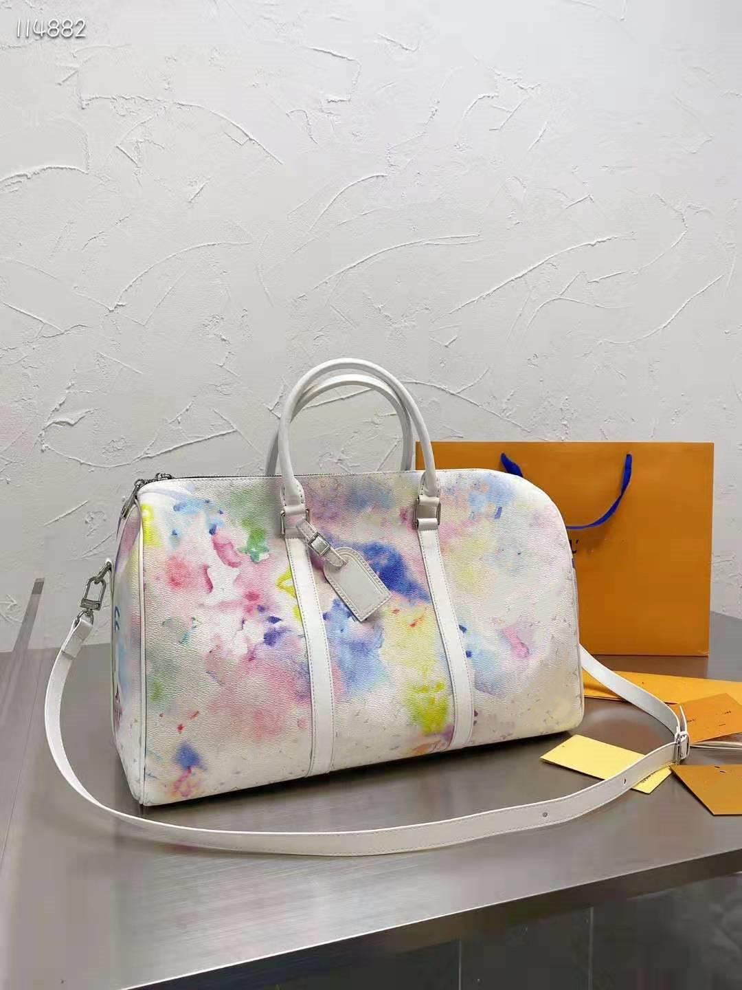 Classic travel bag and handbag with white background and color painting provide super capacity for lovers, which can be carried on both shoulders
Classic travel bag and handbag with white background and color painting provide super capacity for lovers, which can be carried on both shoulders