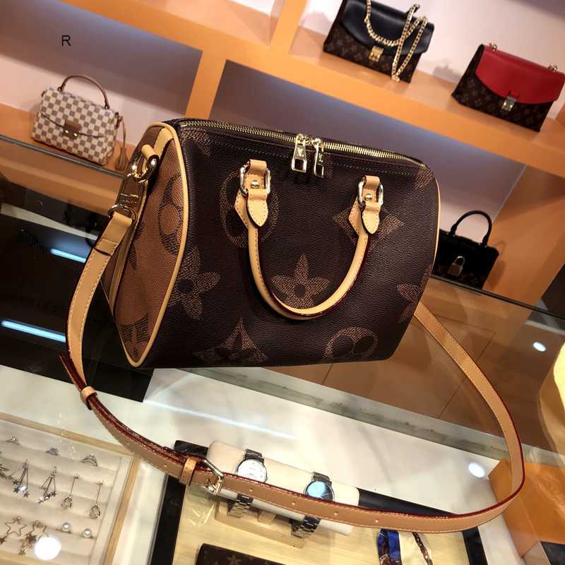 Pet bag women's 2021 New Dog Bapa leather one shoulder women's bag big flower Caramel Boston pillow bag
Pet bag women's 2021 New Dog Bapa leather one shoulder women's bag big flower Caramel Boston pillow bag
