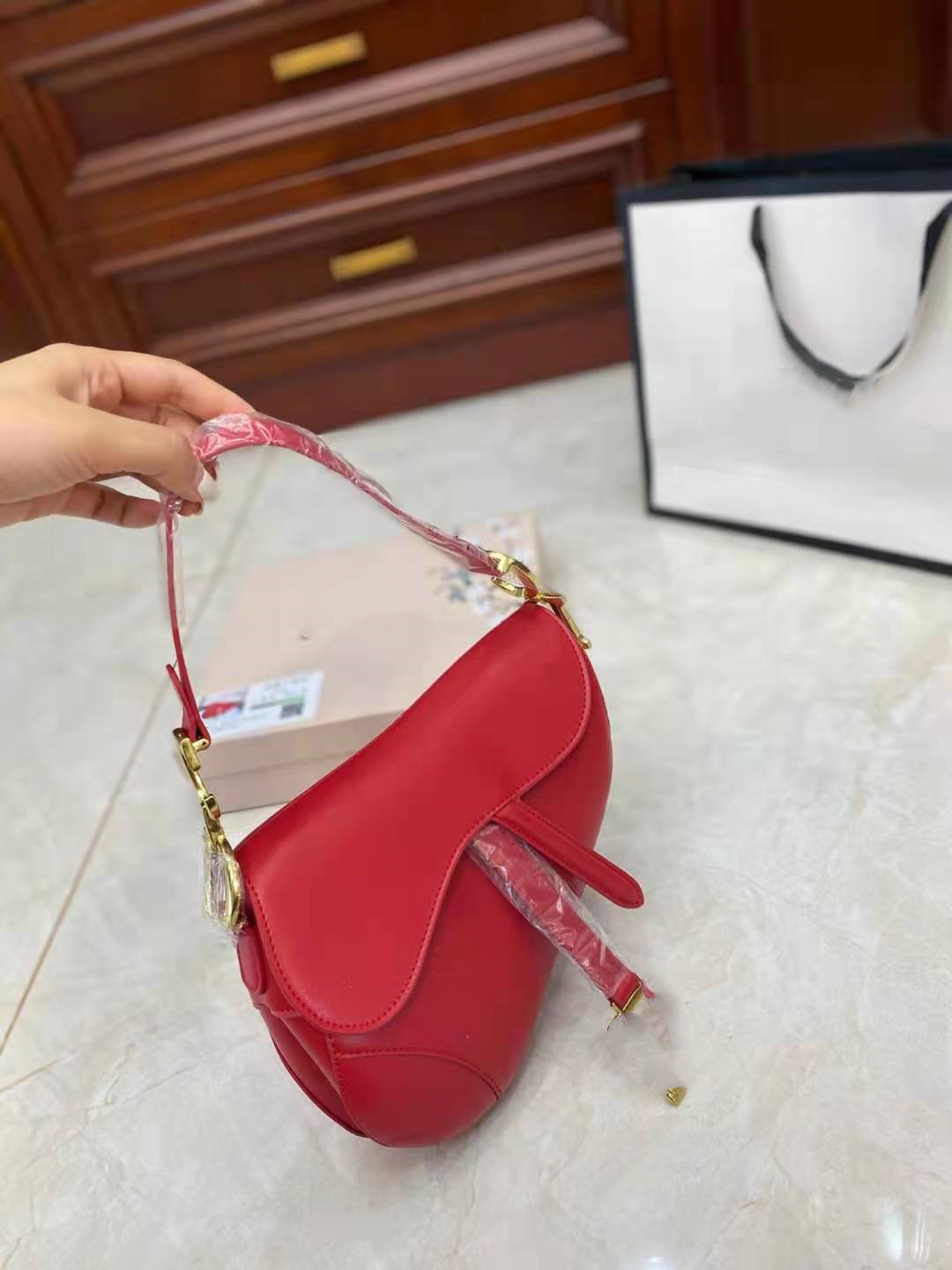 2020 new Leather saddle bags ladies bags retro high quality messenger bag handbag star celebrity inspiration embroidery shoulder bag Crossbo
2020 new Leather saddle bags ladies bags retro high quality messenger bag handbag star celebrity inspiration embroidery shoulder bag Crossbo