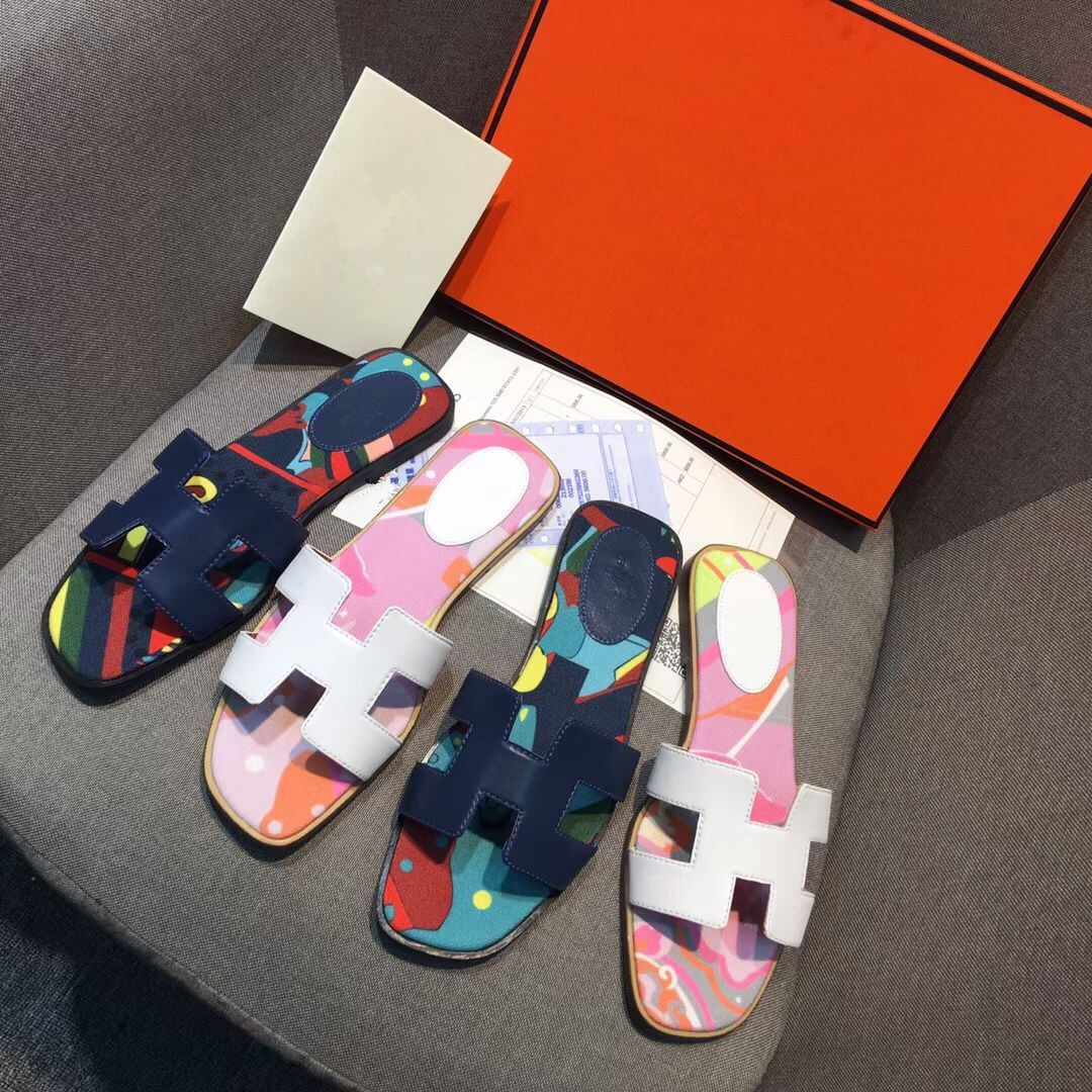 Designer women beach slippers Classic Flat show printing Flower style woman Summer lady Cartoon Big Head Leather fashion sandal flip flops Mules top quality with box
Designer women beach slippers Classic Flat show printing Flower style woman Summer lady Cartoon Big Head Leather fashion sandal flip flops Mules top quality with box