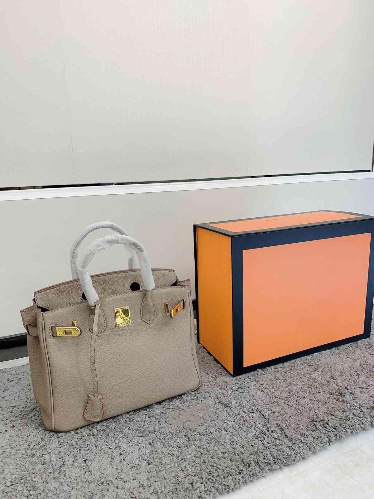 Designer's top Birkin layer cowhide tote bag with high quality lychee pattern classic fashion and large volume women's bags, Customize
Designer's top Birkin layer cowhide tote bag with high quality lychee pattern classic fashion and large volume women's bags, Customize