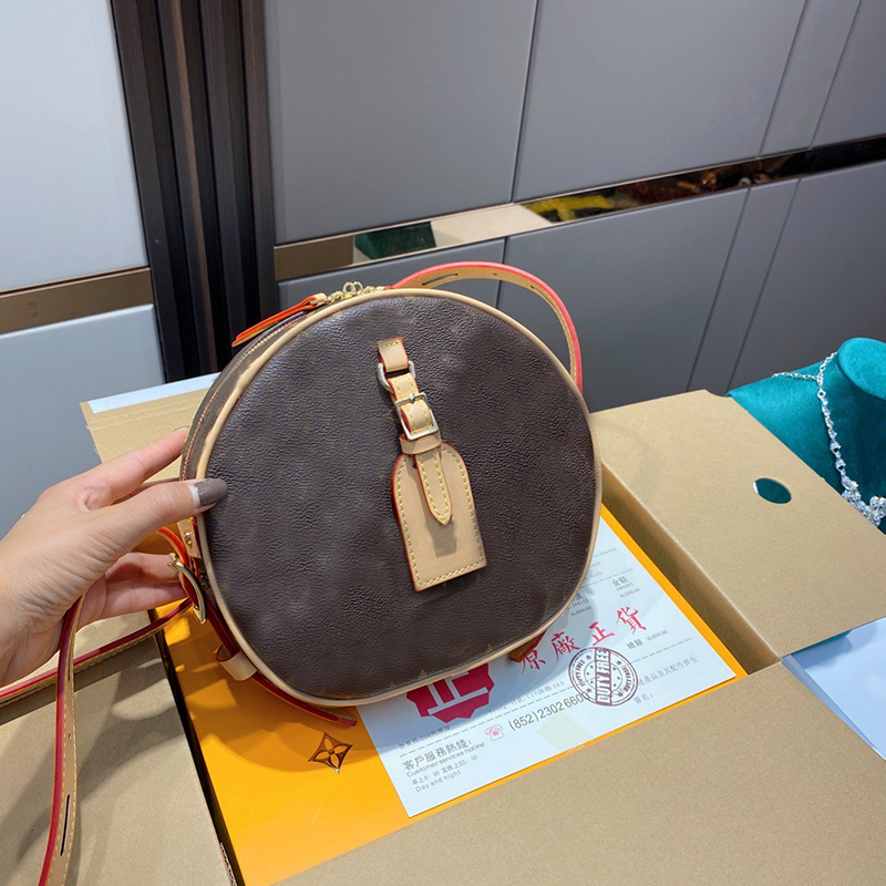 M52294 Top Quality Classic Women Handbag BOlTE CHAPEAU SOUPLE Crossbody Bag Mono Flower Fashion Shoulder Bag EVENING Lady CLUTCHES Bags souple
M52294 Top Quality Classic Women Handbag BOlTE CHAPEAU SOUPLE Crossbody Bag Mono Flower Fashion Shoulder Bag EVENING Lady CLUTCHES Bags souple