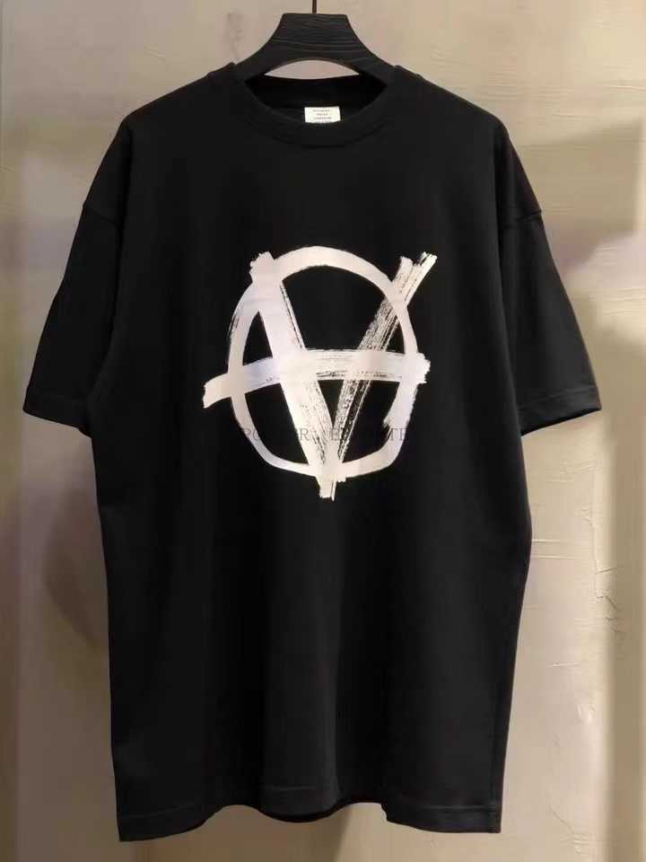 2021ss VETEMENTS Anarchy T shirt Men Women 1:1 High Quality Sanskrit VETEMENTS Embroidered on the back VTM Top Tees X0726, 21
2021ss VETEMENTS Anarchy T shirt Men Women 1:1 High Quality Sanskrit VETEMENTS Embroidered on the back VTM Top Tees X0726, 21
