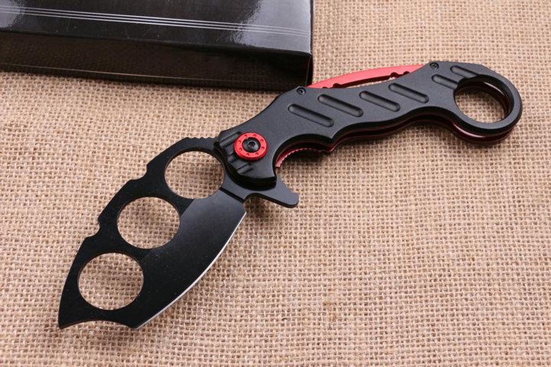Hot Cold steel 219 220 Knuckle Duster pocket knife folding blade 7CR17Mov Blade Aluminum Handle hunting tactical camping knife knives 221 
Hot Cold steel 219 220 Knuckle Duster pocket knife folding blade 7CR17Mov Blade Aluminum Handle hunting tactical camping knife knives 221