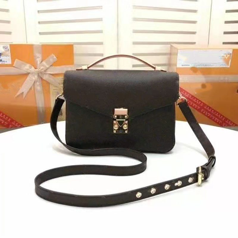 Classic shoulder bag leather handbag casual designer messenger is made of canvas cowhide material with practical pocket compartment, Don't pay
Classic shoulder bag leather handbag casual designer messenger is made of canvas cowhide material with practical pocket compartment, Don't pay