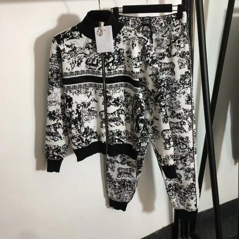 22FW woman tracksuit Zipper knit sweater Cardigan Casual New Jungle Jacquard Letter Printing Sweater two piece set Women designer sweatshirt tracksuits, Black
22FW woman tracksuit Zipper knit sweater Cardigan Casual New Jungle Jacquard Letter Printing Sweater two piece set Women designer sweatshirt tracksuits, Black