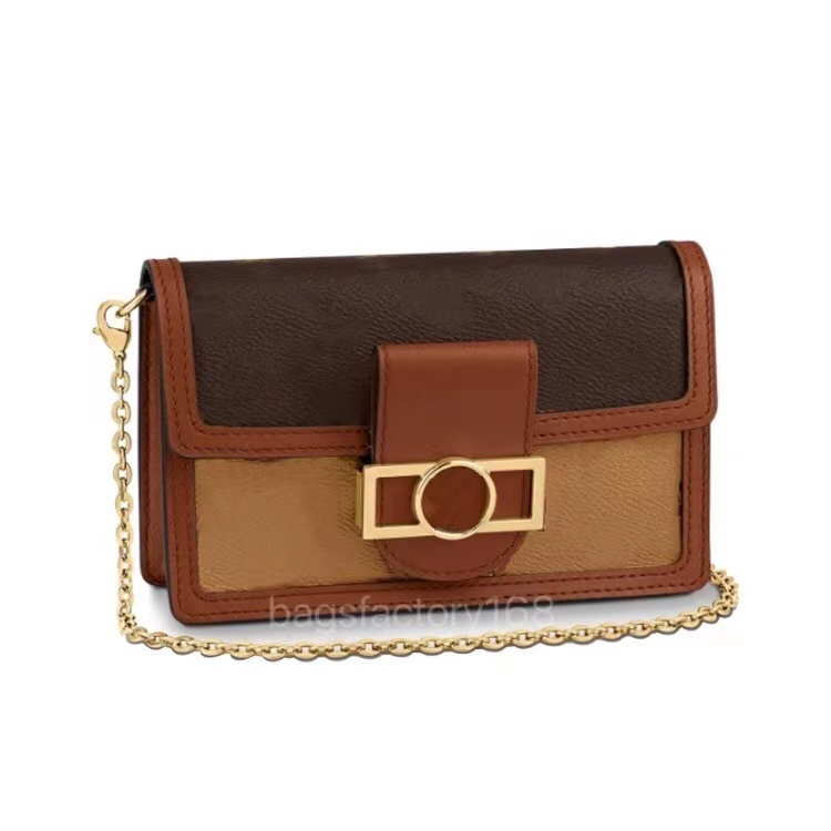 Classic Luxury Custom Wholesale Senior Daphne Single Shoulder Bag Stitching Collision Color Leather Gold Buckle Cross-body Bags Letter Printed Chain Package, Customize
Classic Luxury Custom Wholesale Senior Daphne Single Shoulder Bag Stitching Collision Color Leather Gold Buckle Cross-body Bags Letter Printed Chain Package, Customize