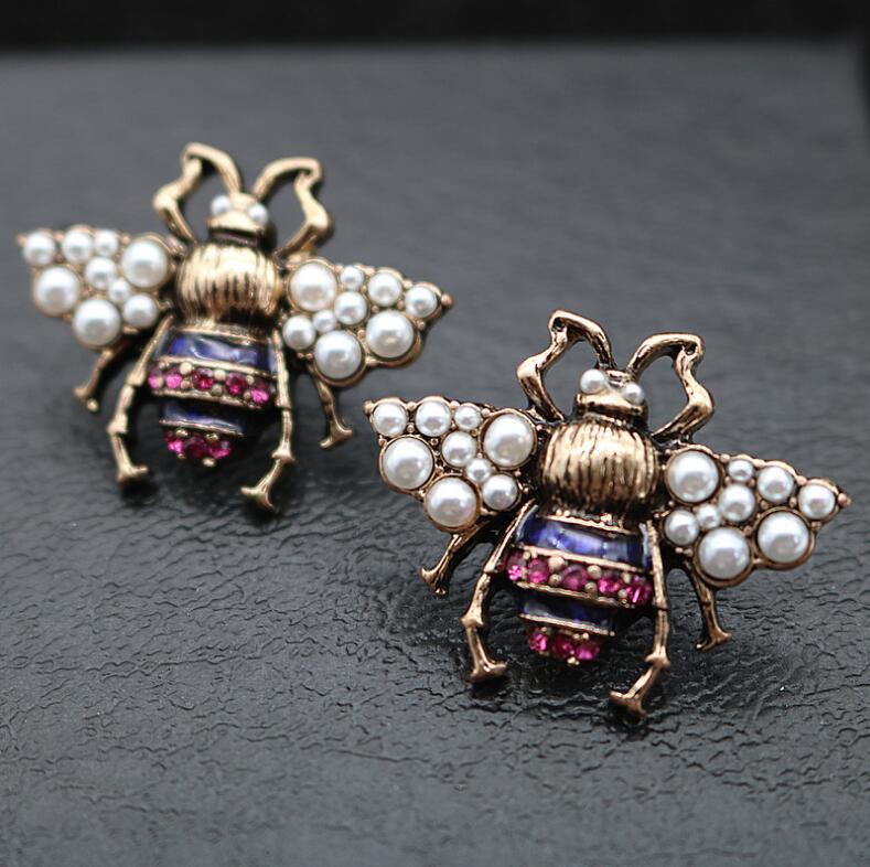 2020Retro alloy drop oil pearl insect lady coat brooch 925 silver earrings European and American jewelry manufacturers wholesale
2020Retro alloy drop oil pearl insect lady coat brooch 925 silver earrings European and American jewelry manufacturers wholesale