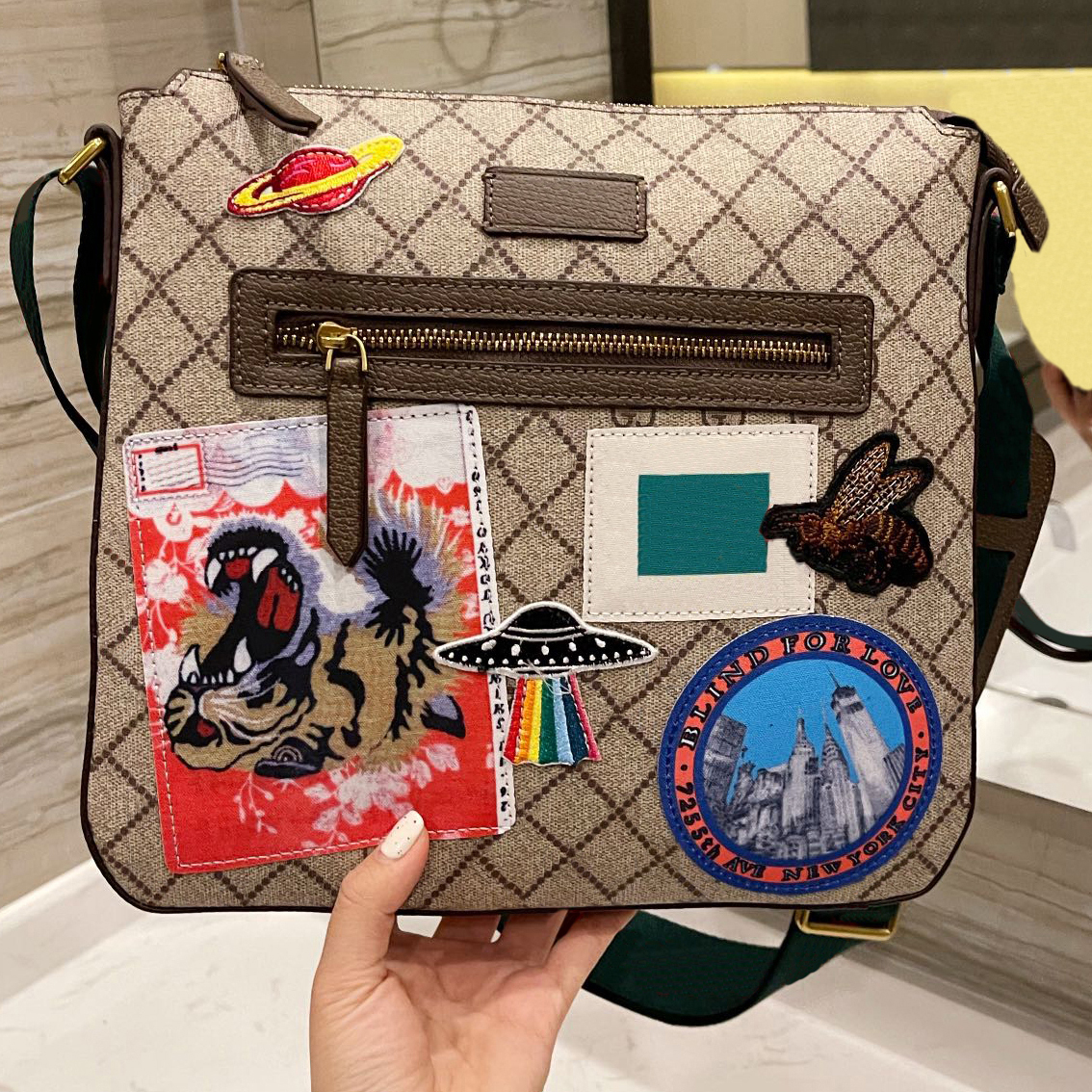 Briefcase Graffiti Men Bags Luxury Designer Brand Handbags totes High Quality Purse Mobile Phone Bag Letter Print Women Wallet Vintage Cross body Ladys, No bags
Briefcase Graffiti Men Bags Luxury Designer Brand Handbags totes High Quality Purse Mobile Phone Bag Letter Print Women Wallet Vintage Cross body Ladys, No bags