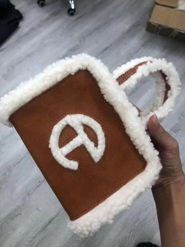 2021 new Women Designer top Ugg Telfar bags Womens Purse Tote handbags Fashion Style Luxury bag Leather High Quality handbag wholesale 1
2021 new Women Designer top Ugg Telfar bags Womens Purse Tote handbags Fashion Style Luxury bag Leather High Quality handbag wholesale 1