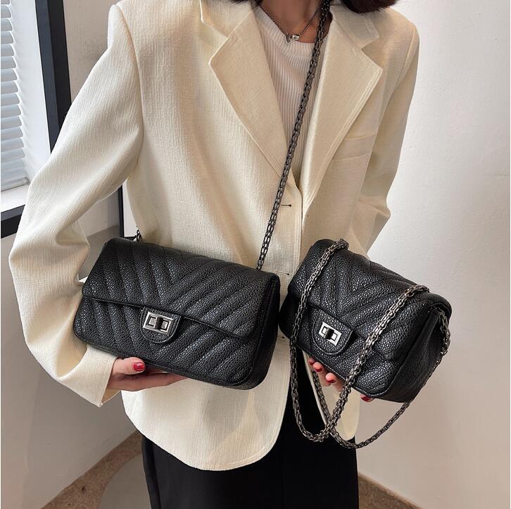 Wholesale factory ladies shoulder bags This year popular clamshell blue chain bag classic sewing fashion backpack street trend striped handbag